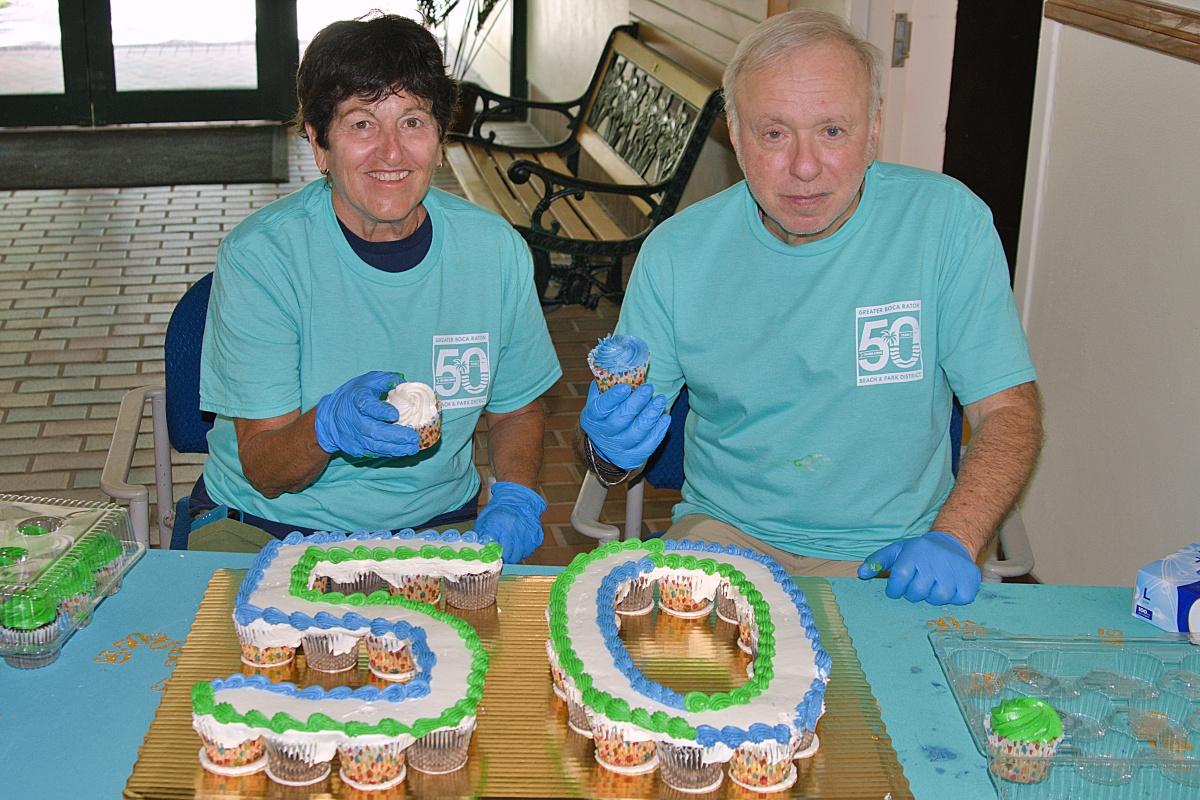 Sugar Sand volunteers and cupcakes
