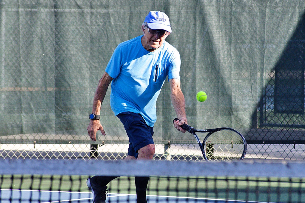 Howie Levinson hits a forehand